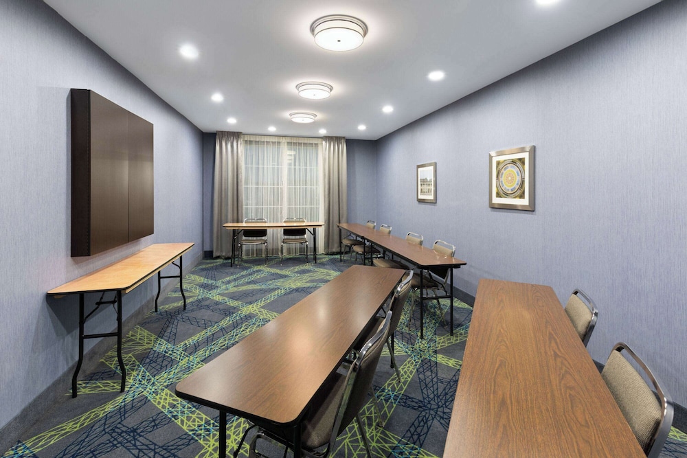 La Quinta Inn and Suites by Wyndham Cullman 26/46