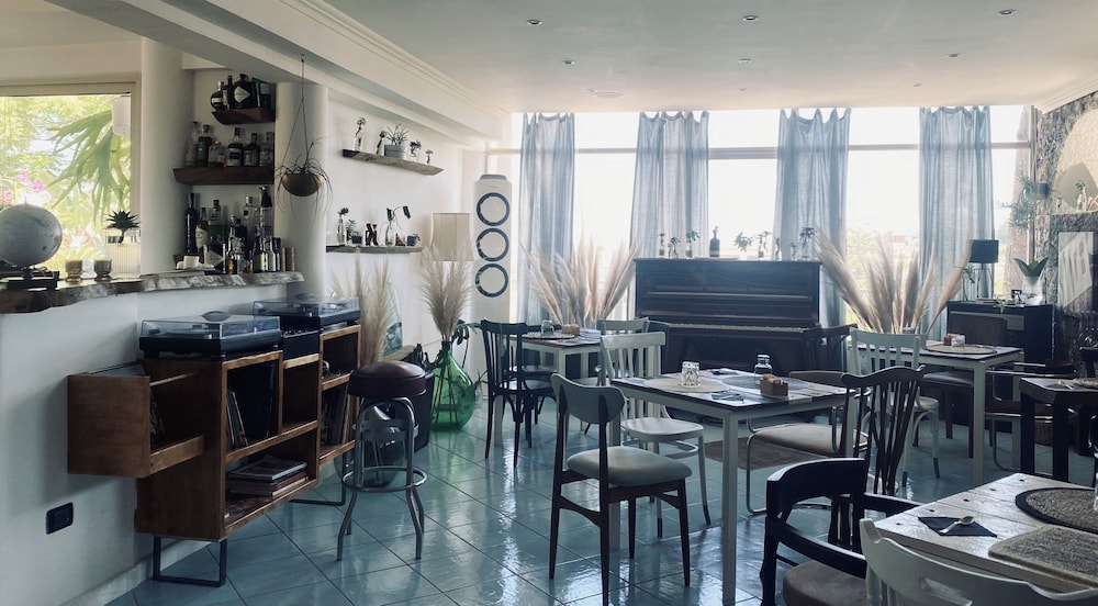 Black Market Hotel 39/50