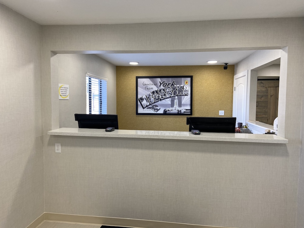 Super 8 By Wyndham York 3/22