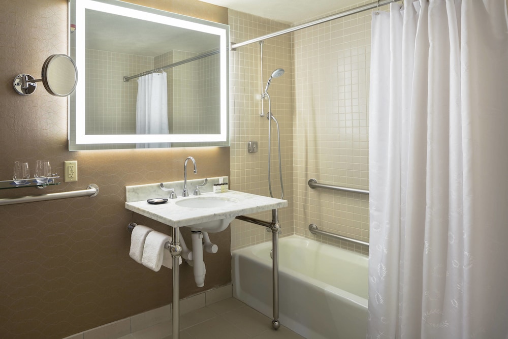 Sheraton Commander Hotel 13/48