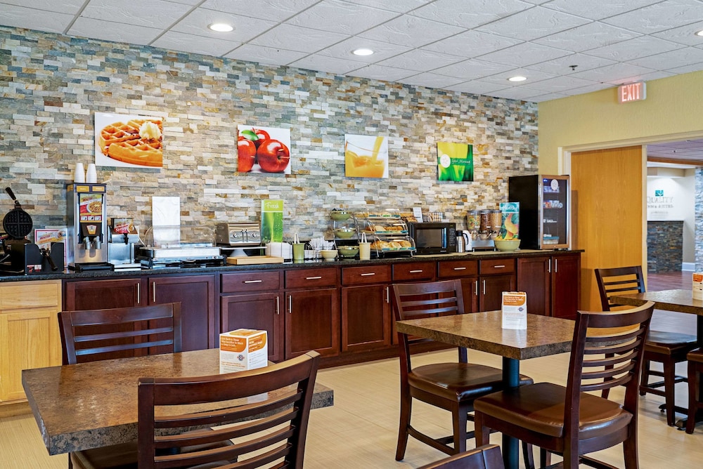 Quality Inn & Suites Robbinsville NC 26/37