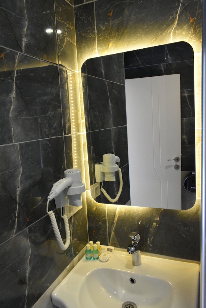 Avcilar Garden Hotel 46/48