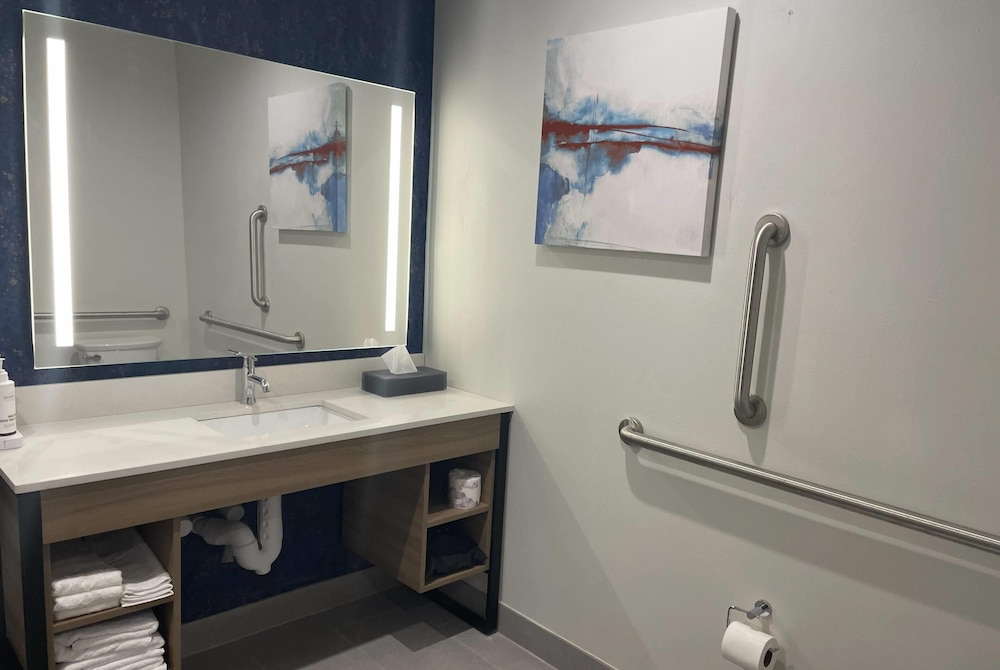 La Quinta Inn & Suites by Wyndham Jackson 32/32