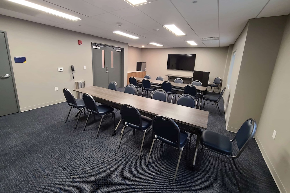 Microtel Inn & Suites by Wyndham Milford 43/54