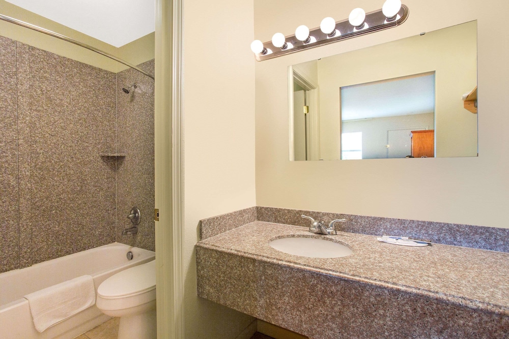 Rodeway Inn Glade Spring 24/24