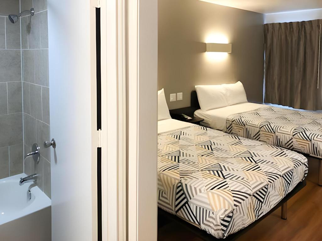 2 Full Beds - Non-Smoking, Micfridge