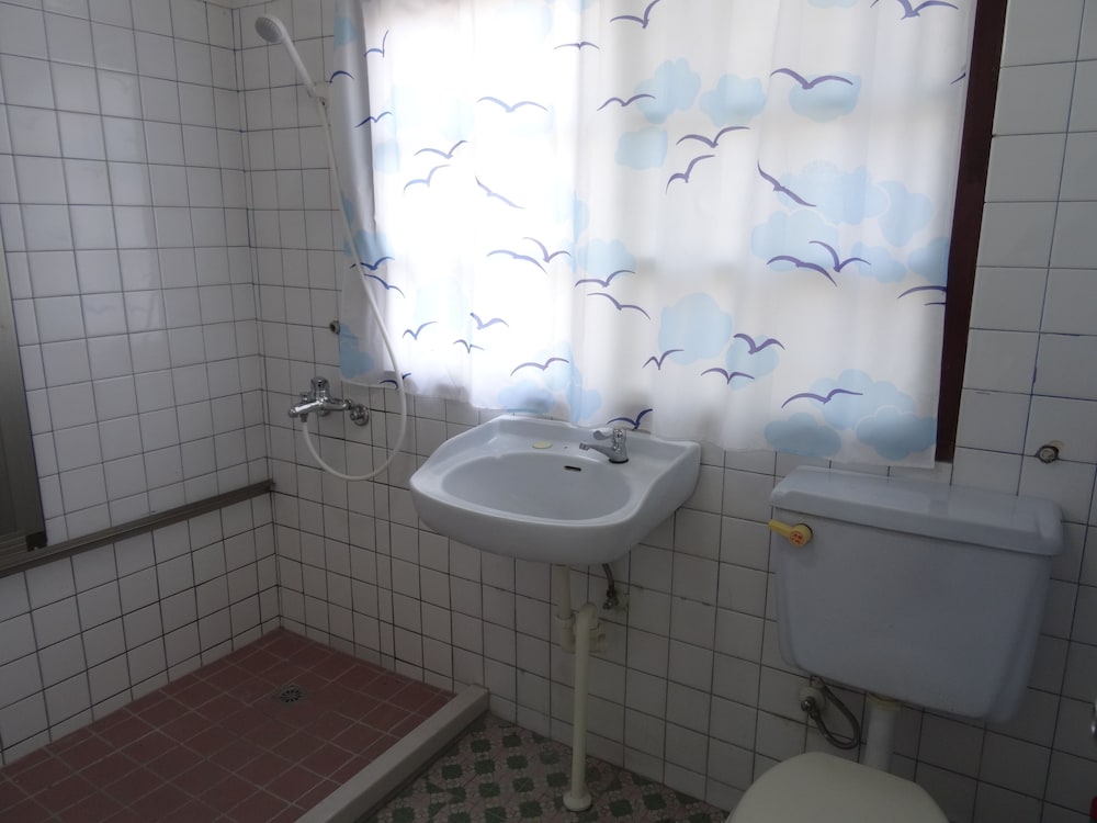 Traditional, Triple, Shared Bathroom