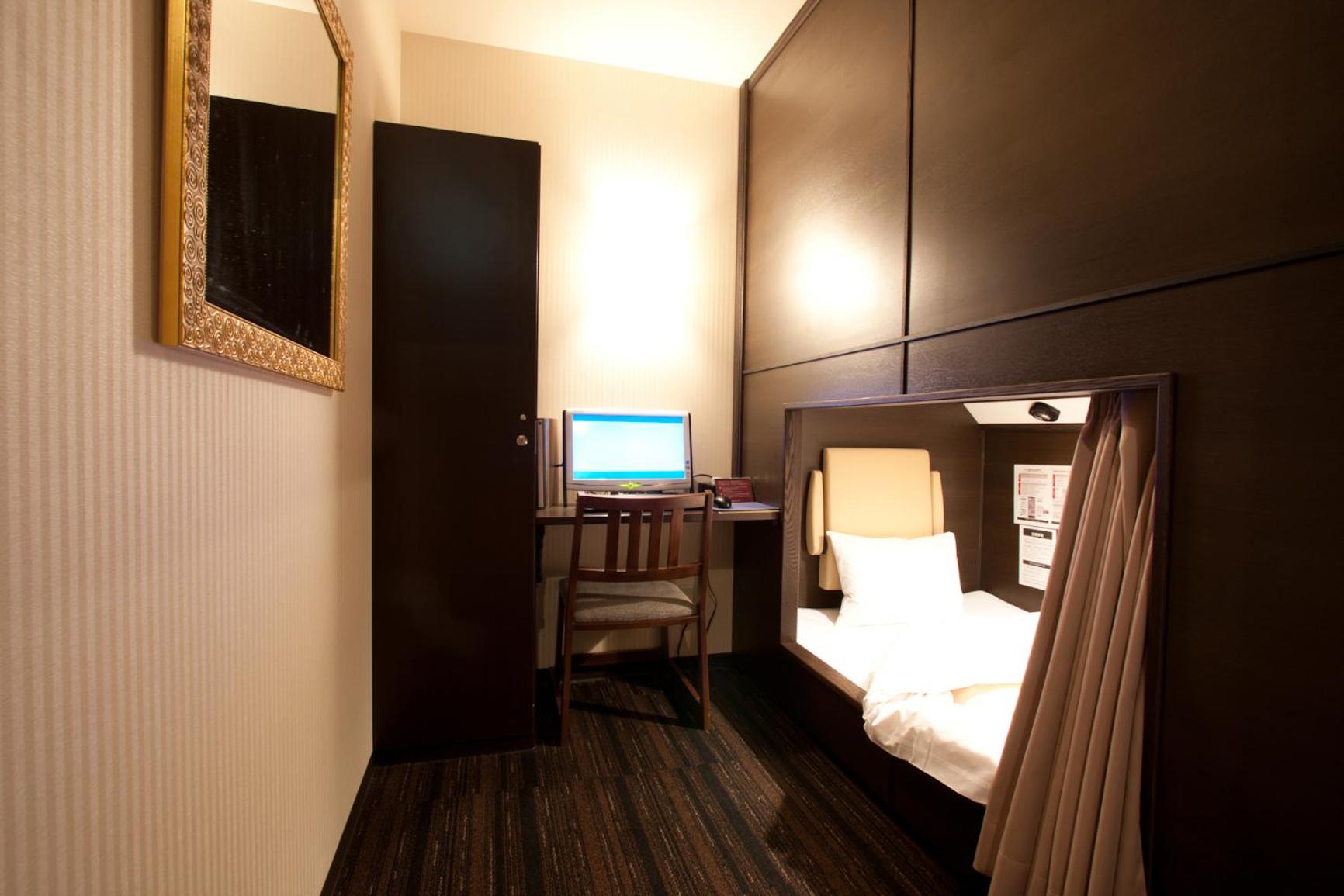 Hearts Capsule Hotel & Spa Nakasu 7/17