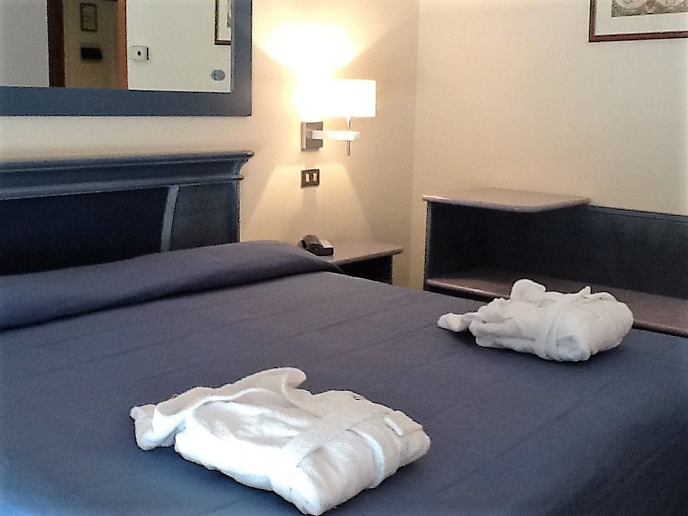 COMFORT, DOUBLE BED, PARTIAL SEA VIEW, LARGE