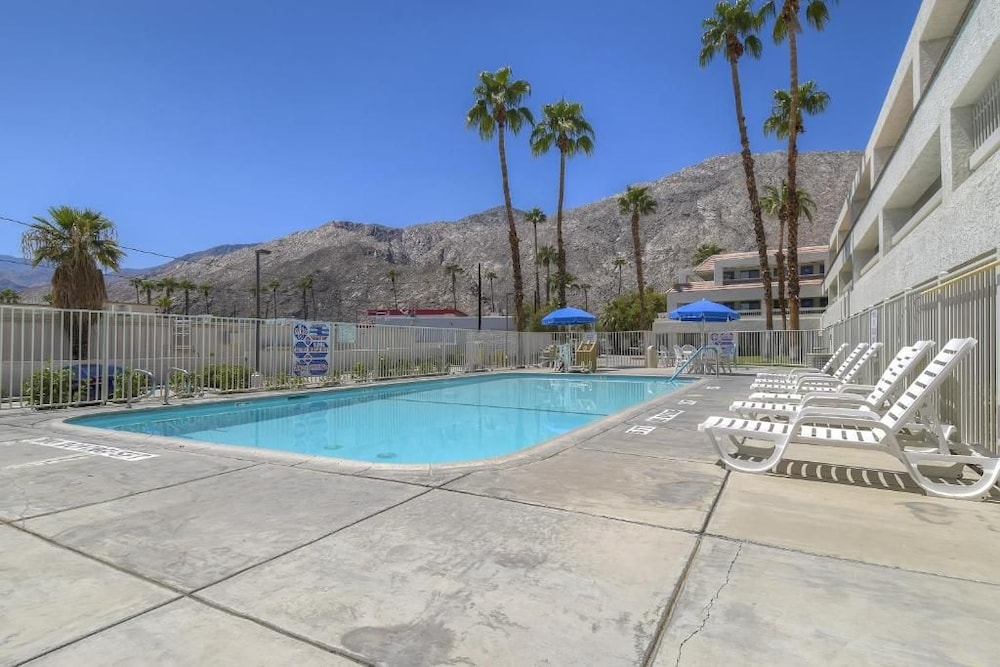 Motel6 Palm Springs, CA - Downtown 13/28