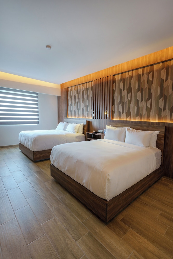 JUNIOR SUITE, 2 QUEEN BEDS