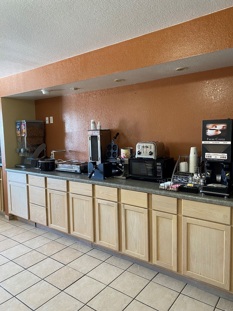 Super 8 by Wyndham Grinnell IA 11/17