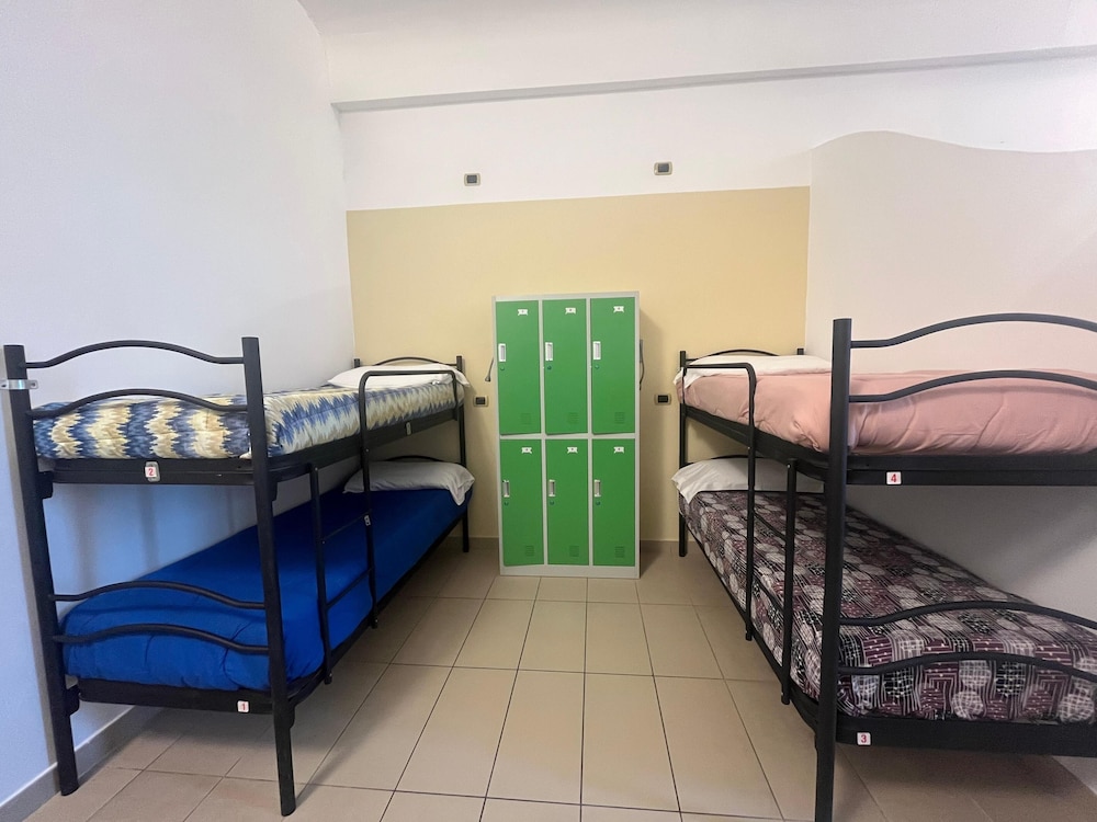 Female Dorm, 12 Beds, External Bathroom