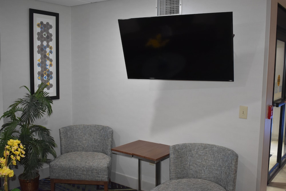 Holiday Inn Express Hotel Suites Mcpherson 10/64