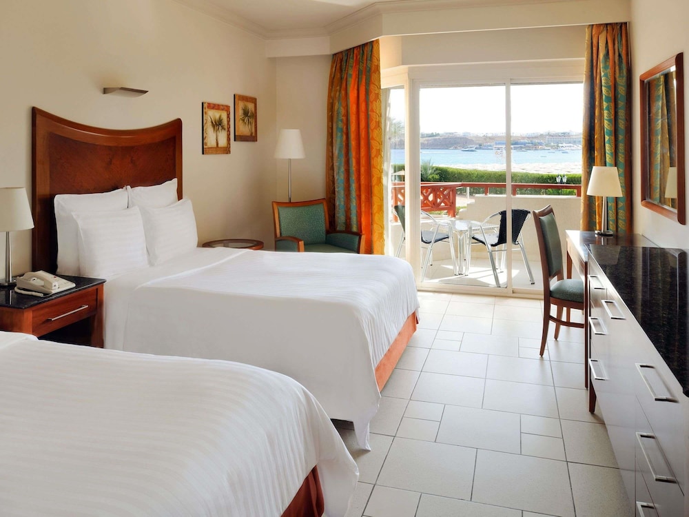 EXECUTIVE, 2 QUEEN BEDS, BEACH SIDE, PARTIAL SEA VIEW