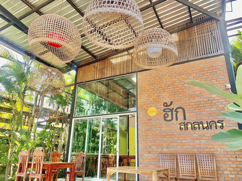 Hug Sakonnakhon 2/28