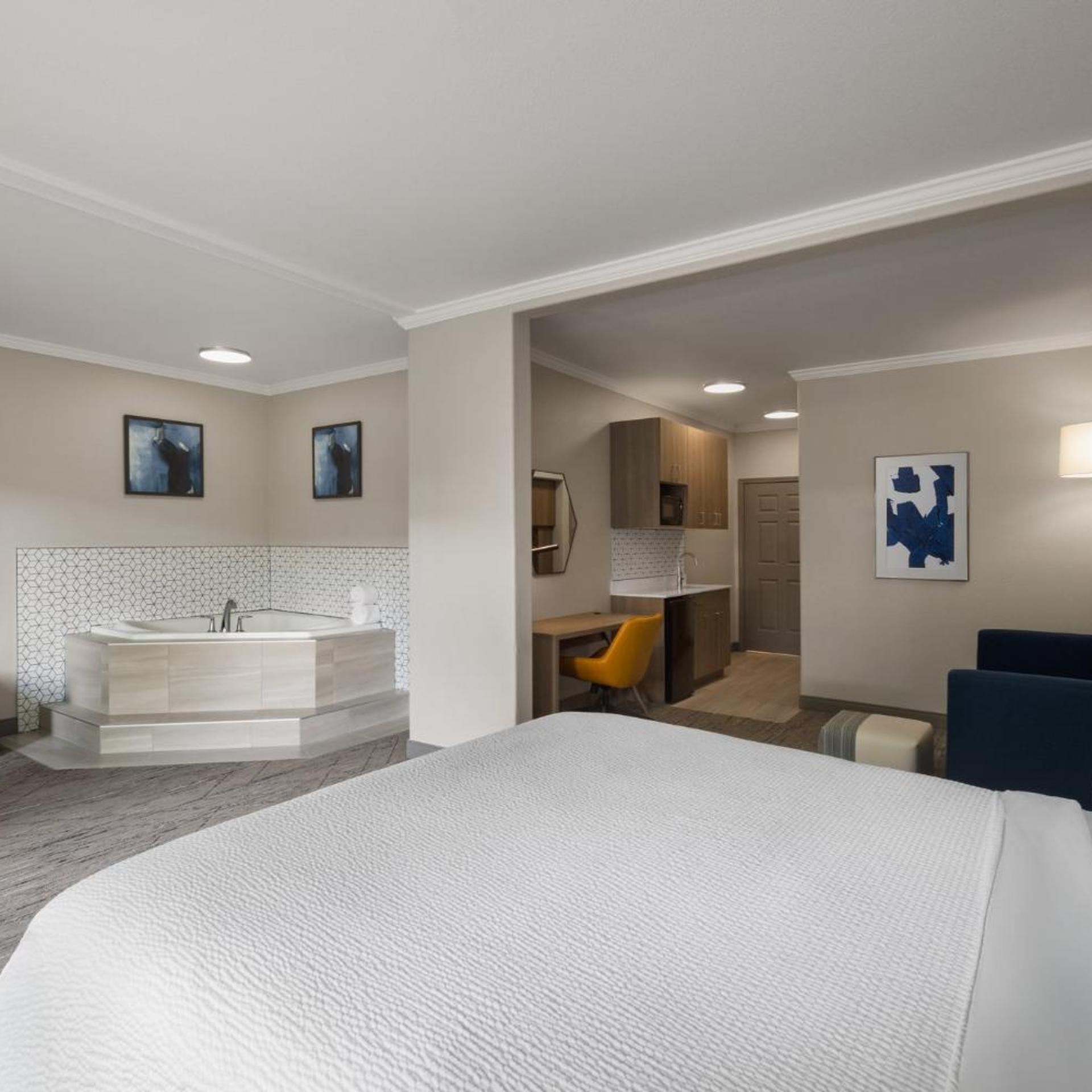 Suite, King Bed, Hot Tub