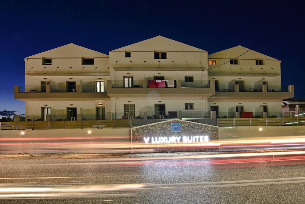V Luxury Suites 4/50