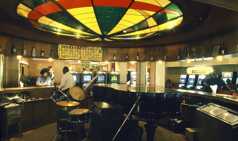 Royal Court Hotel 36/38