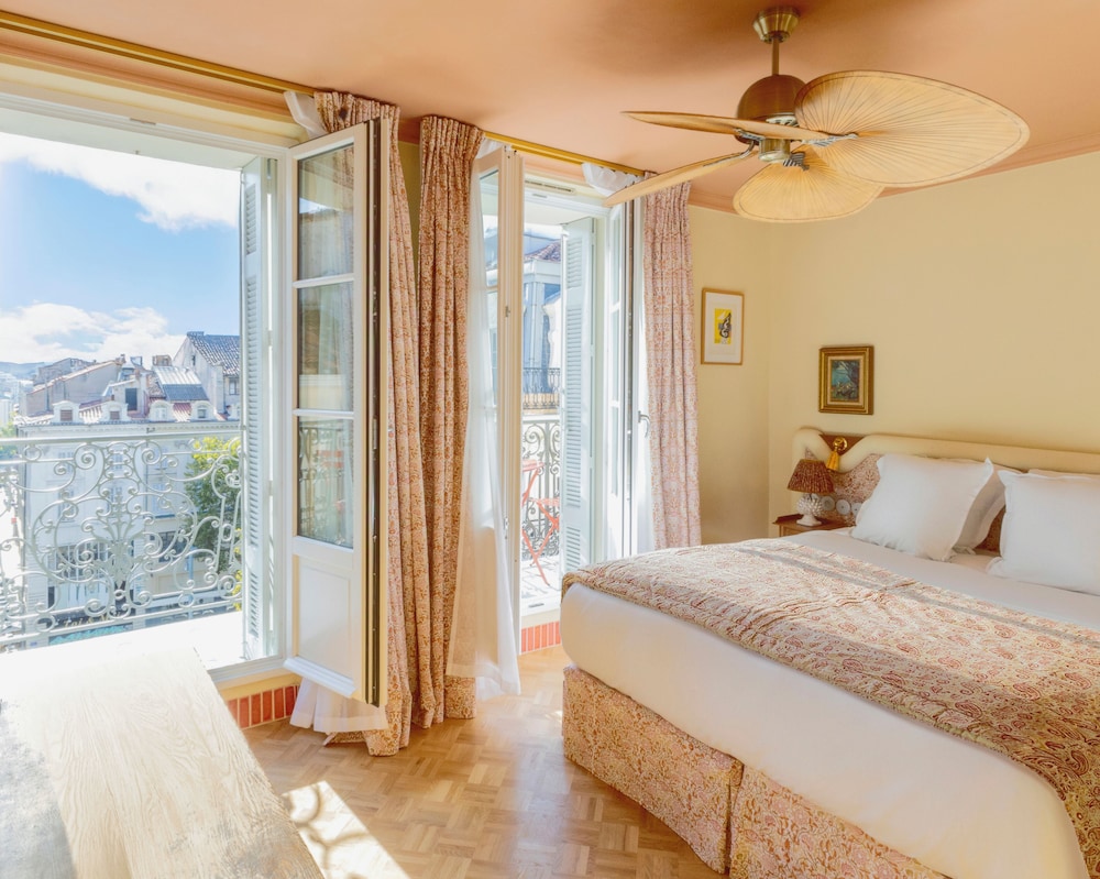 CONNECTING, SUPERIOR, BALCONY
