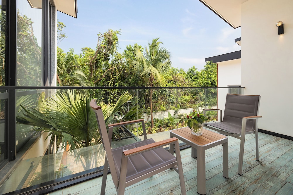 ELIVAAS Cloud 7 4 BHK Villa with Pvt Pool 52/72