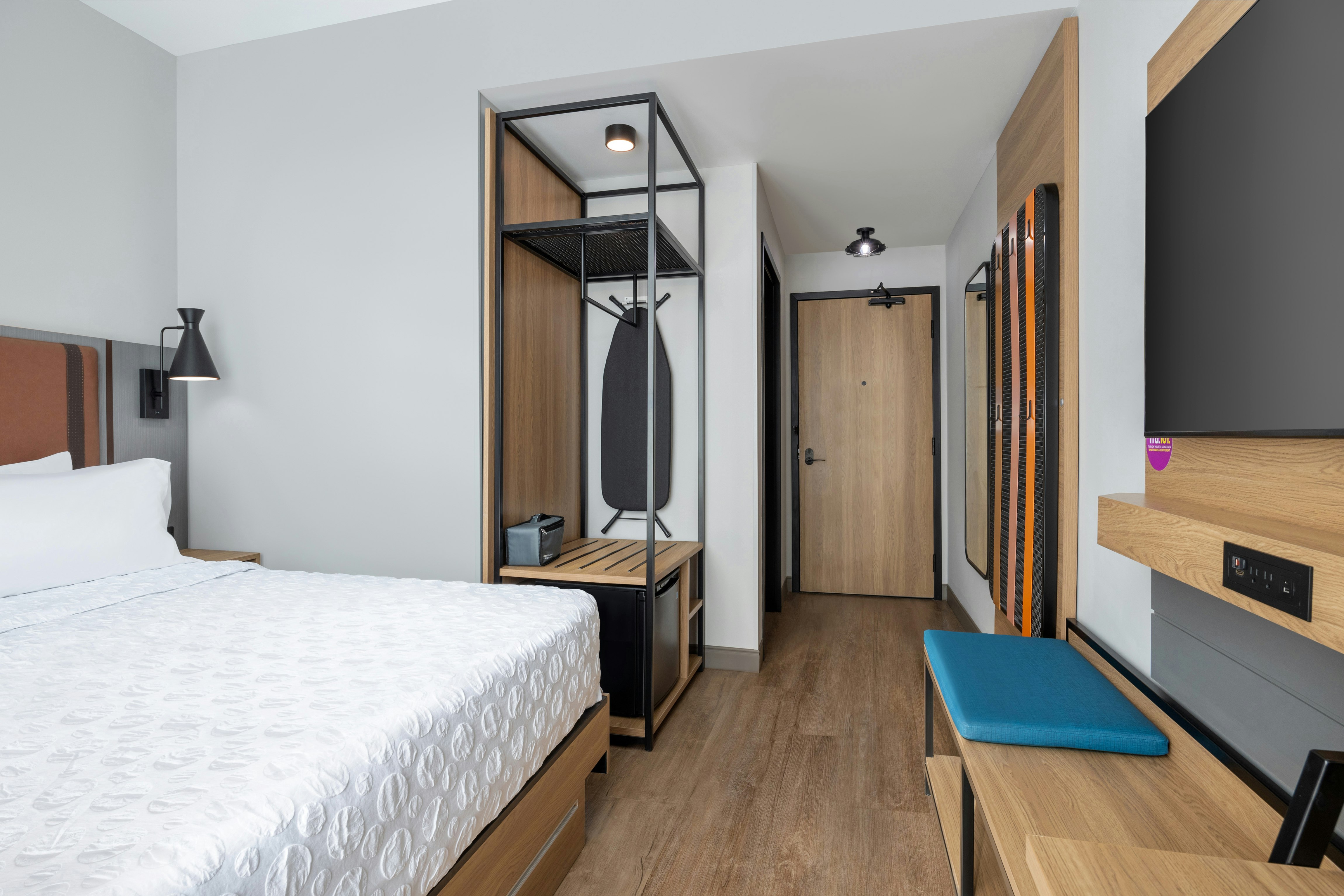 ROOM, KING BED