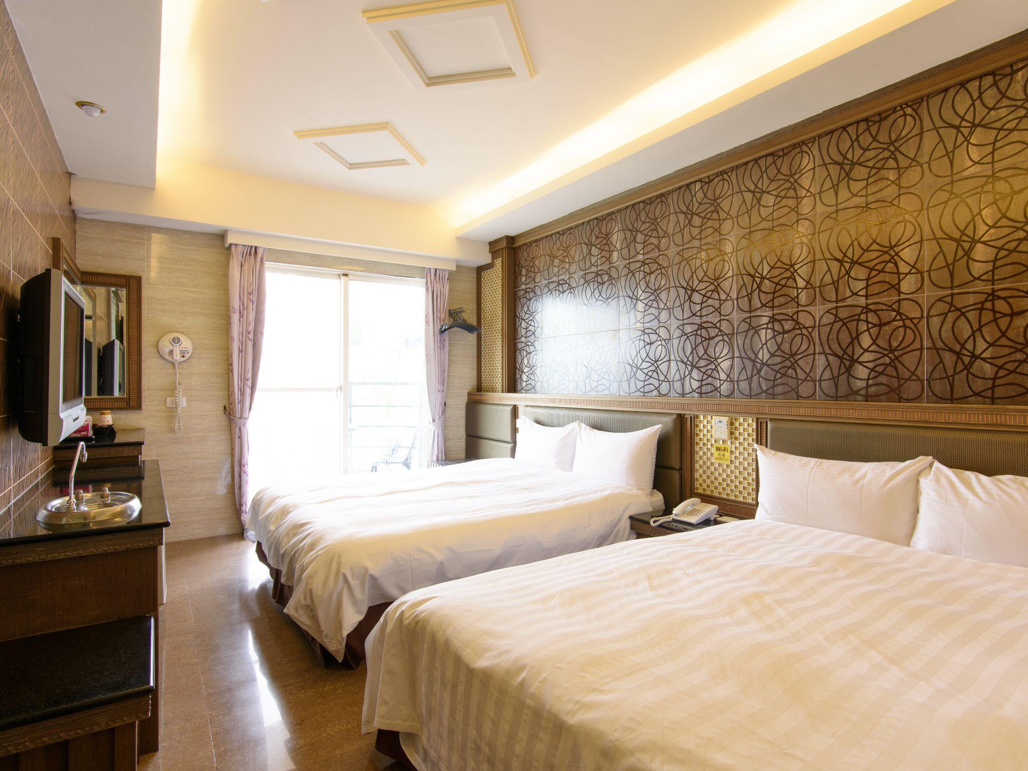 Family, 2 Queen Beds, Lateral Side Lake View