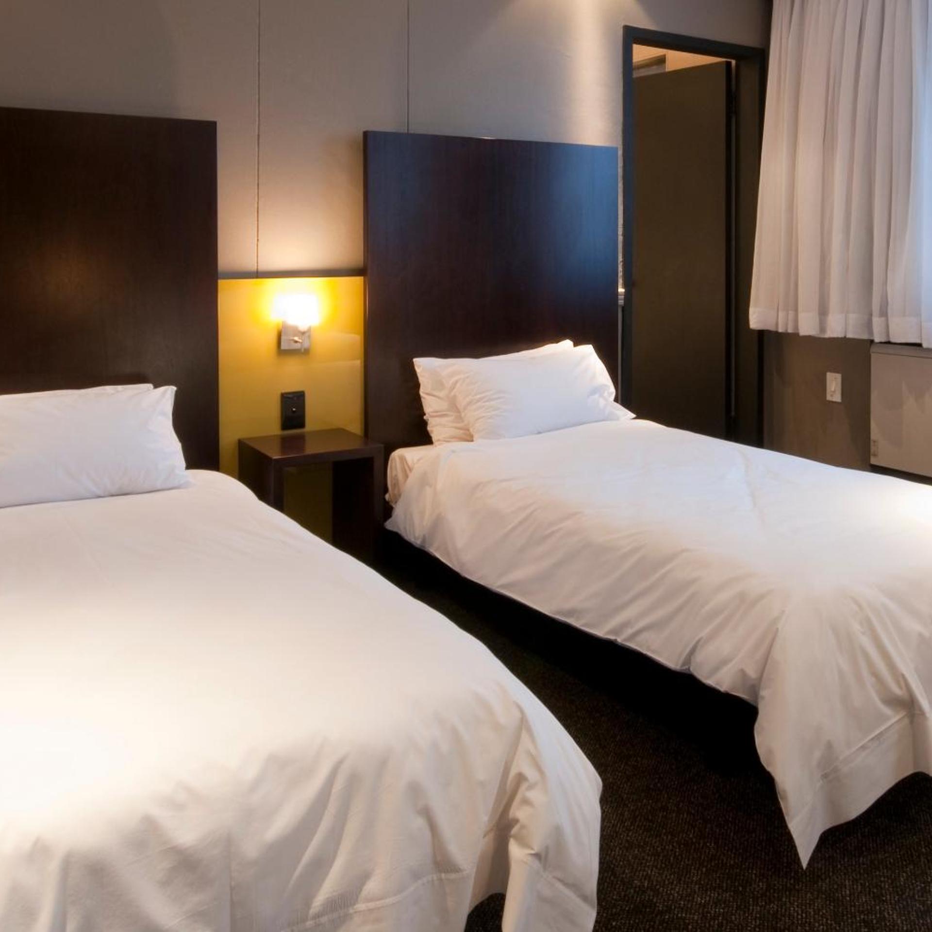 غرفة بسرير فردي