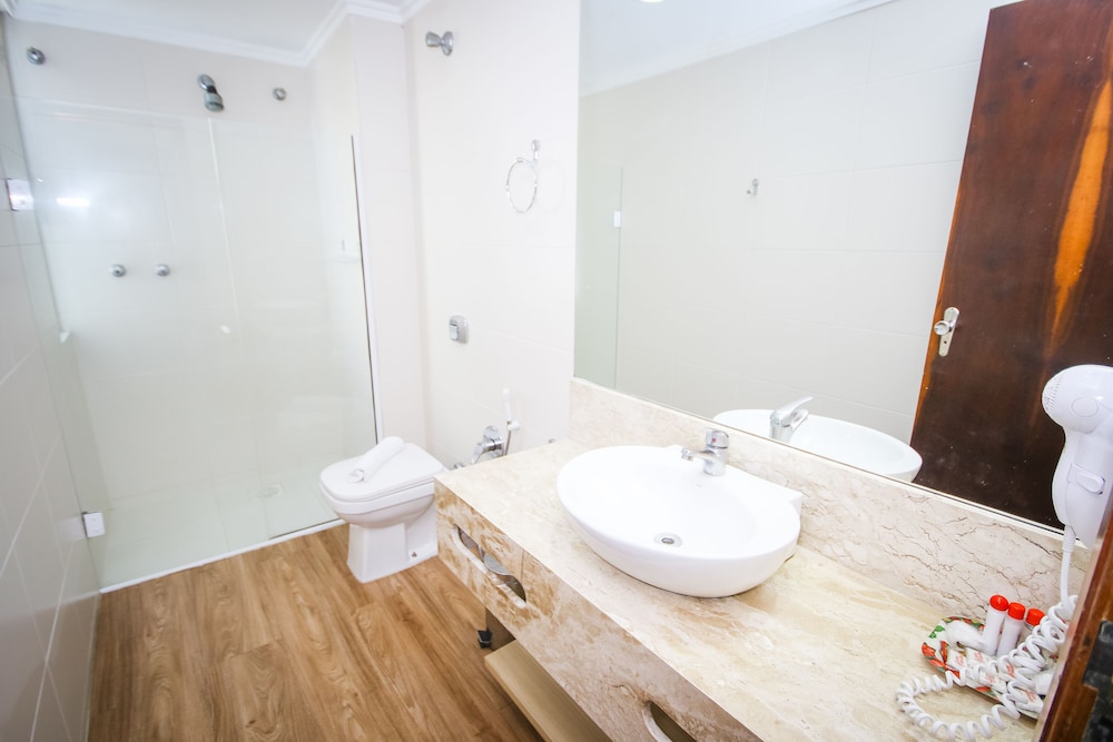 غرفة قياسية ثلاثية بثلاثة أسرّة، Hotel Geranium 5/6