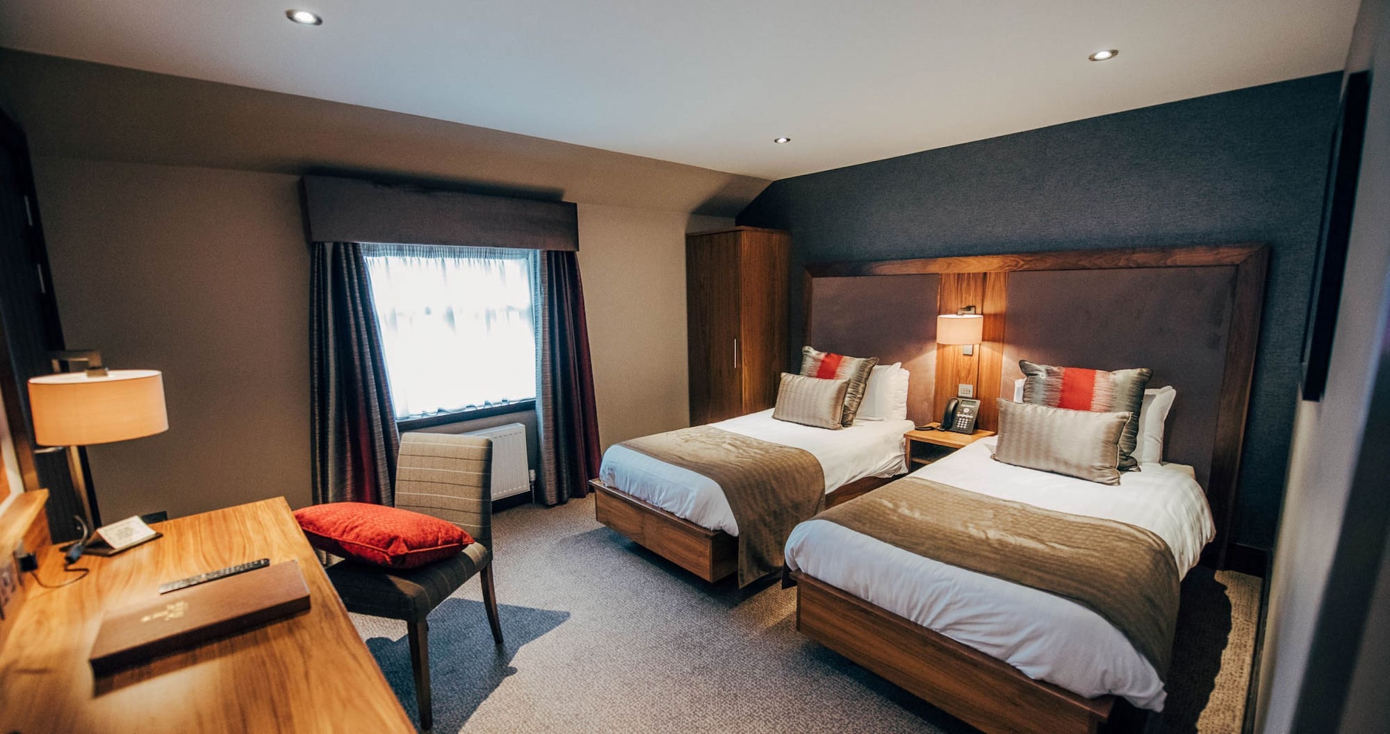 COMFORT, TWIN BEDS