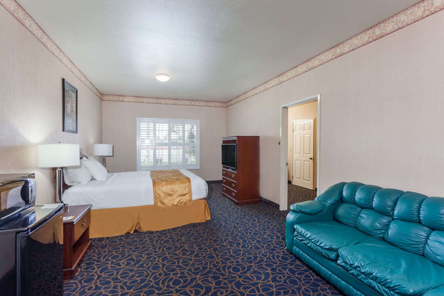 Days Inn & Suites by Wyndham South Gate 7/9
