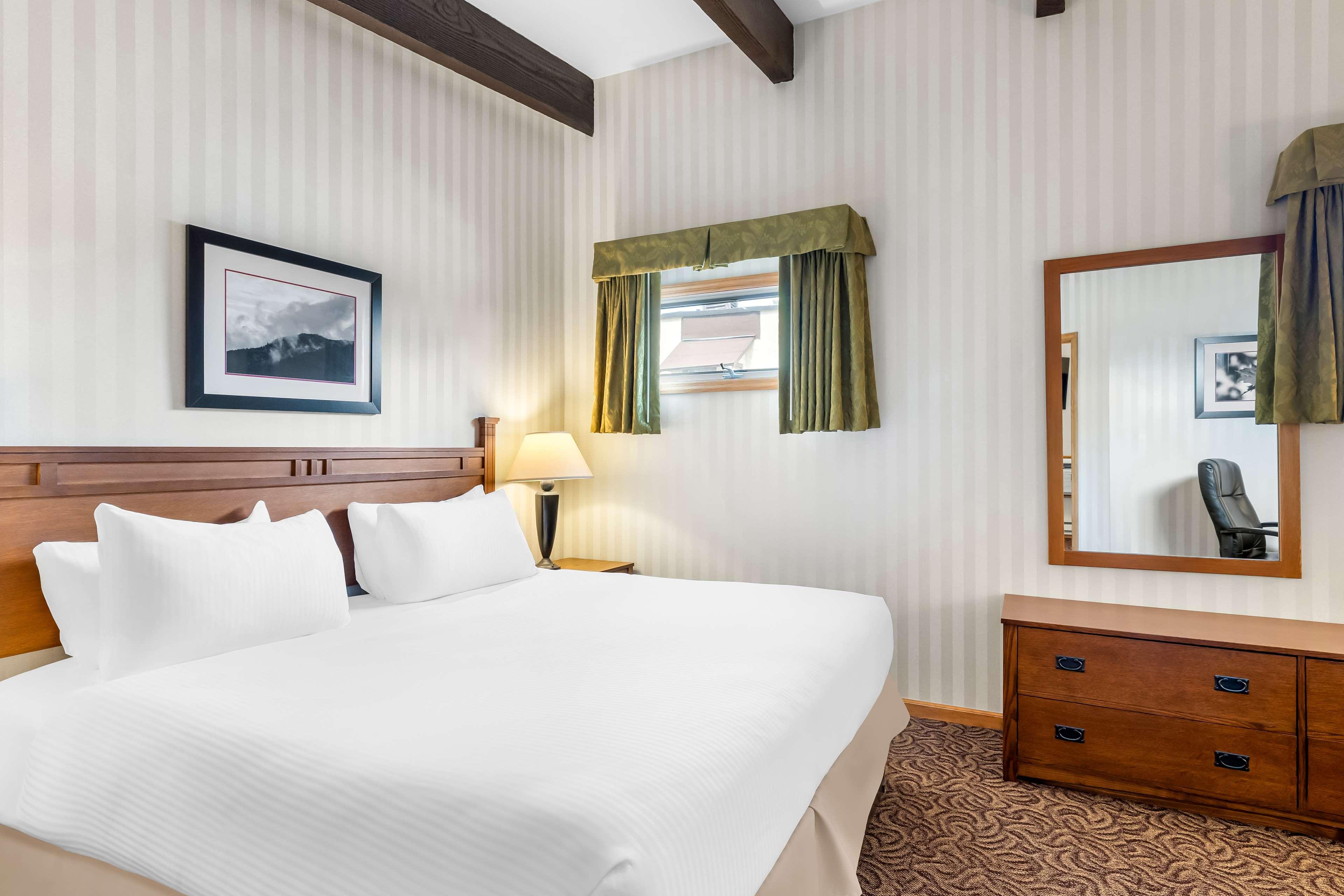 Exterior, Suite, King Bed, Sofa, Hot Tub