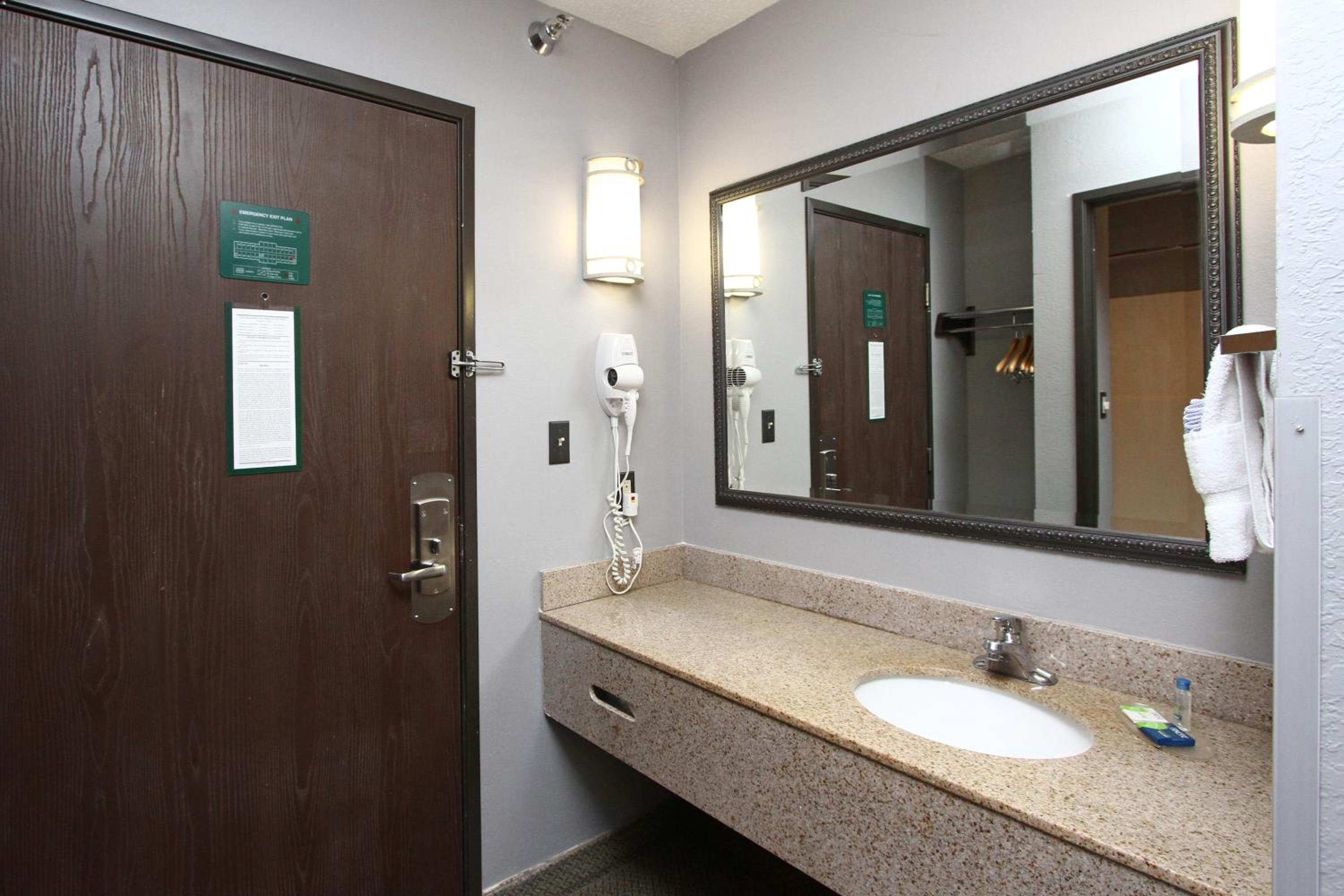 غرفة بسرير كينج، New Victorian Inn Suites Sioux City 8/10