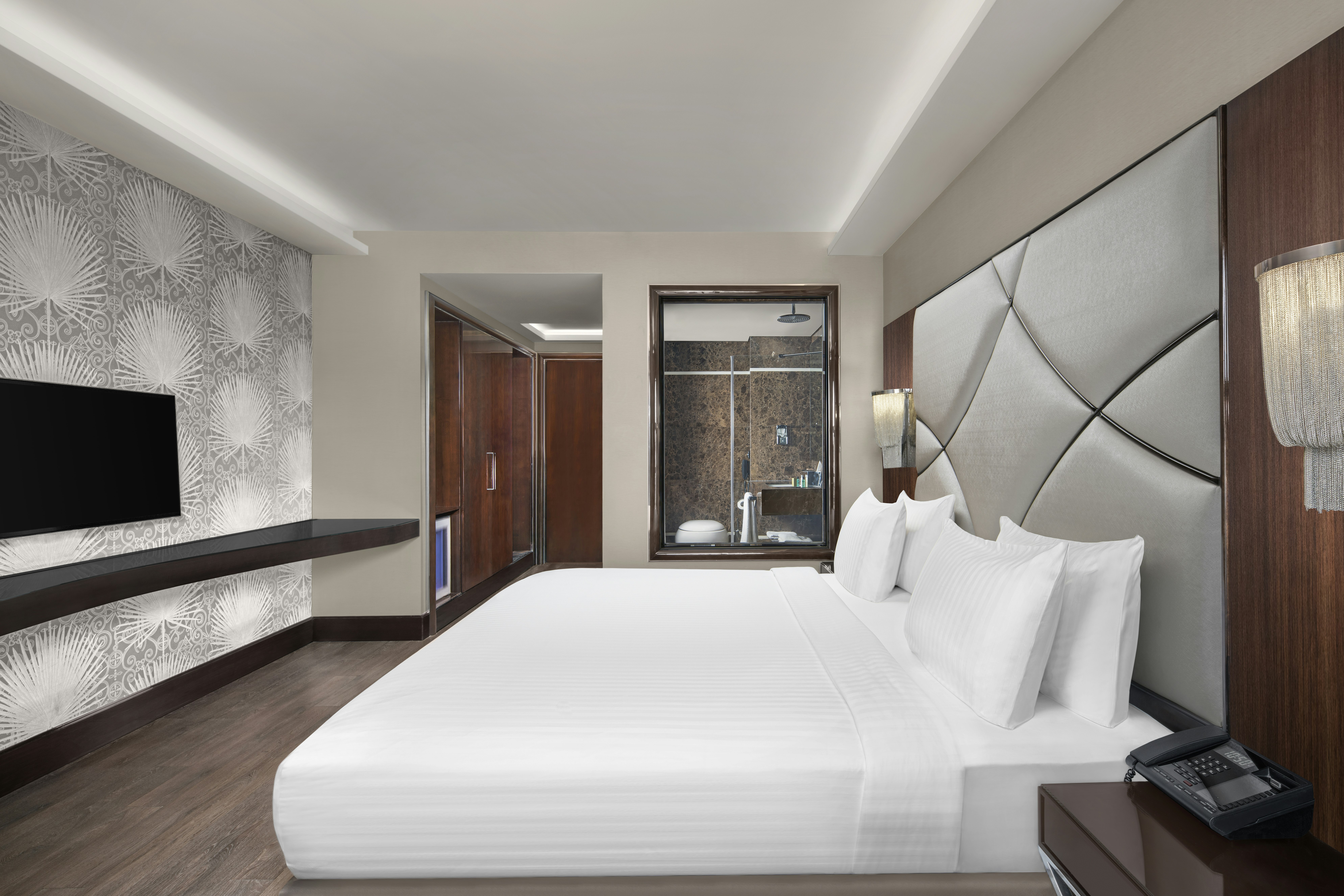 GUEST ROOM, KING BED