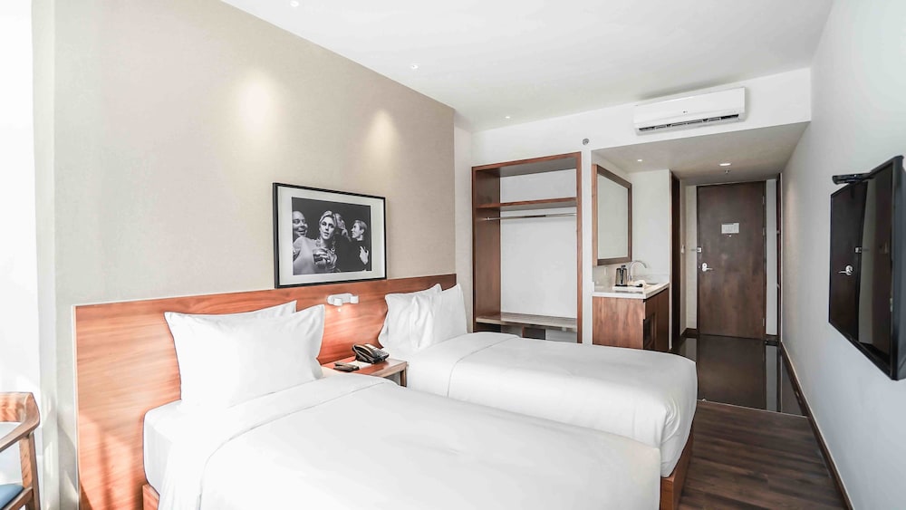 Veranda Serviced Residence @ Puri 31/74