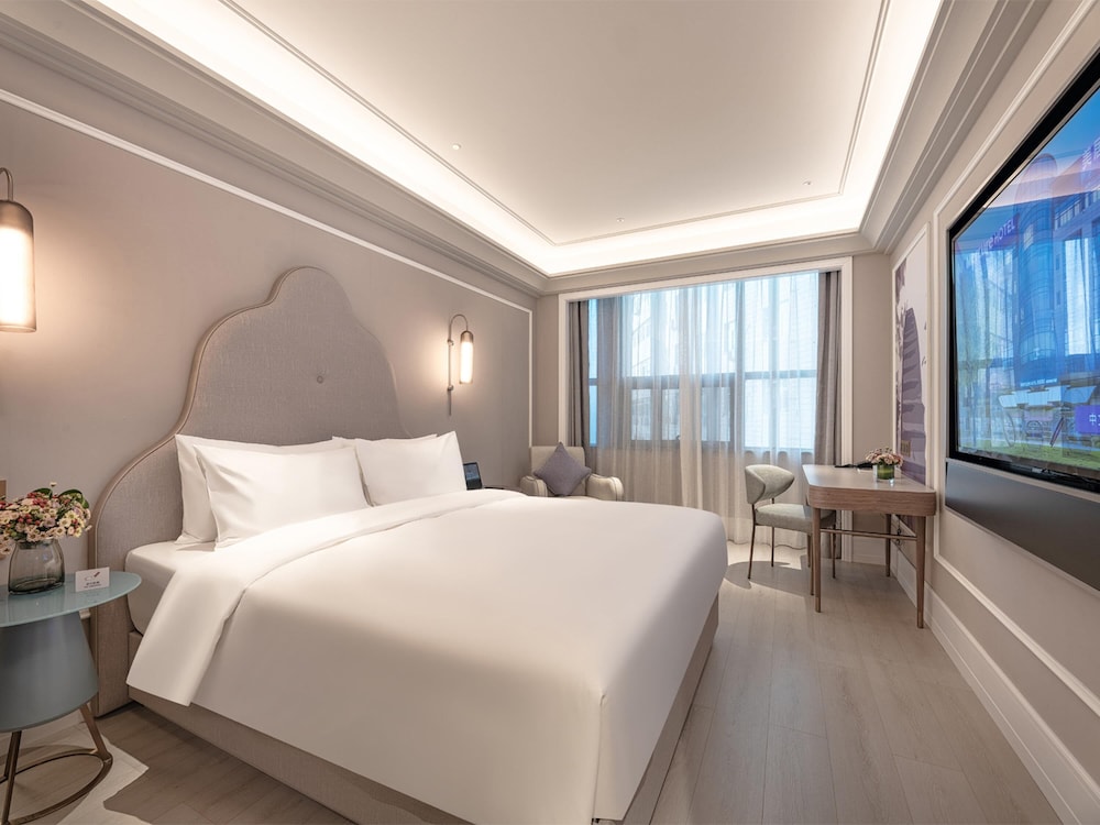 DELUXE, KING BED