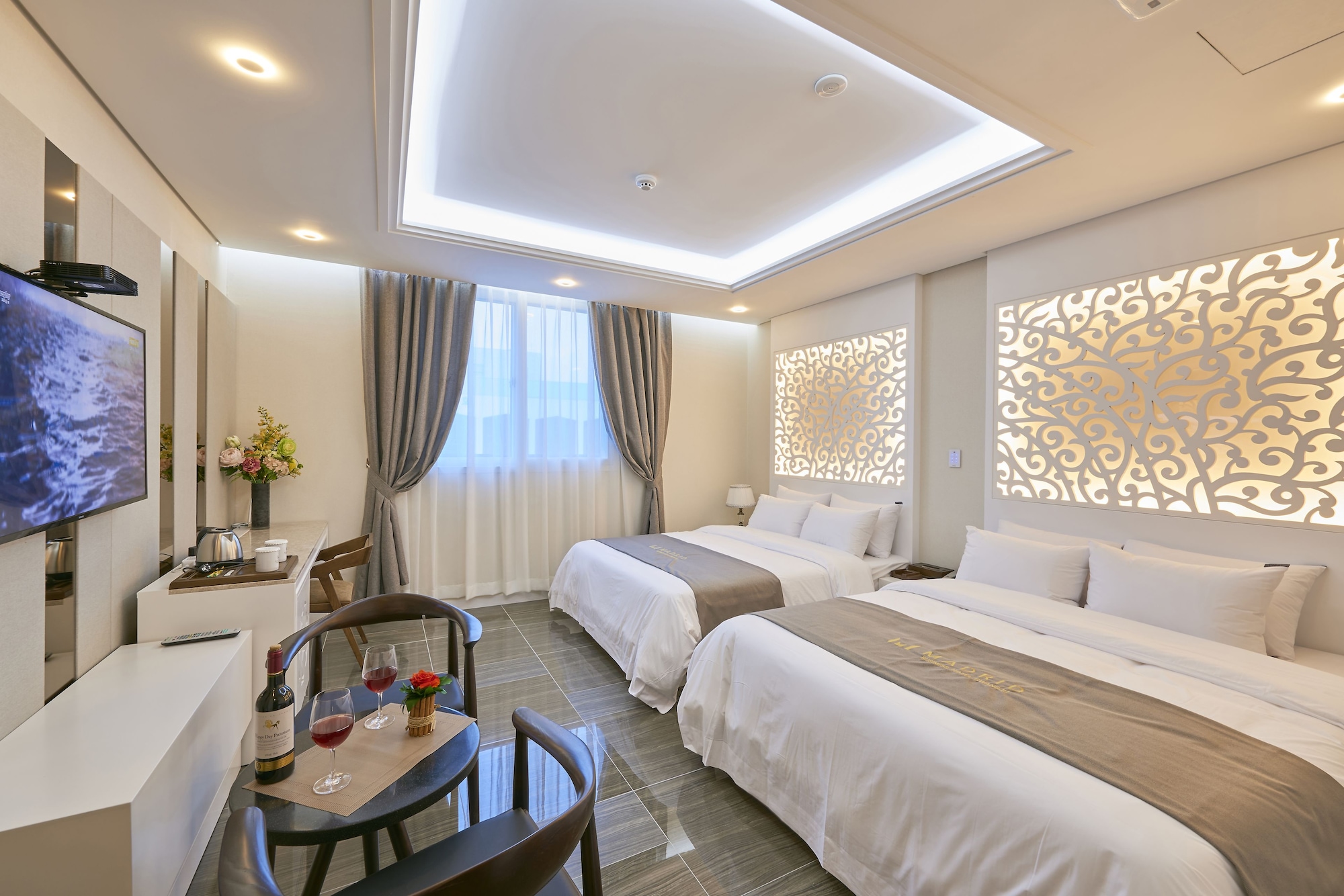 DELUXE, TWIN BEDS