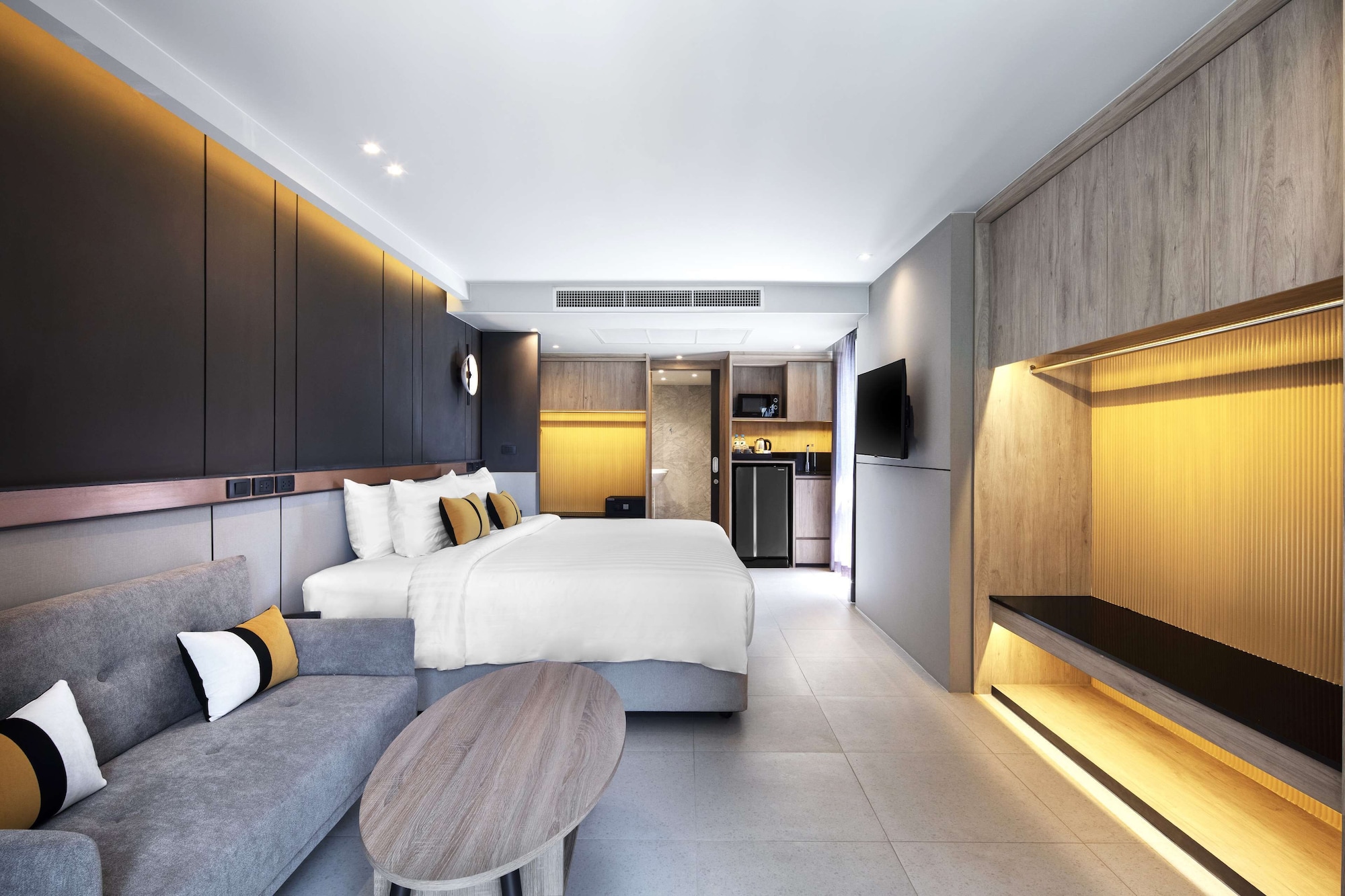 DELUXE, KING BED
