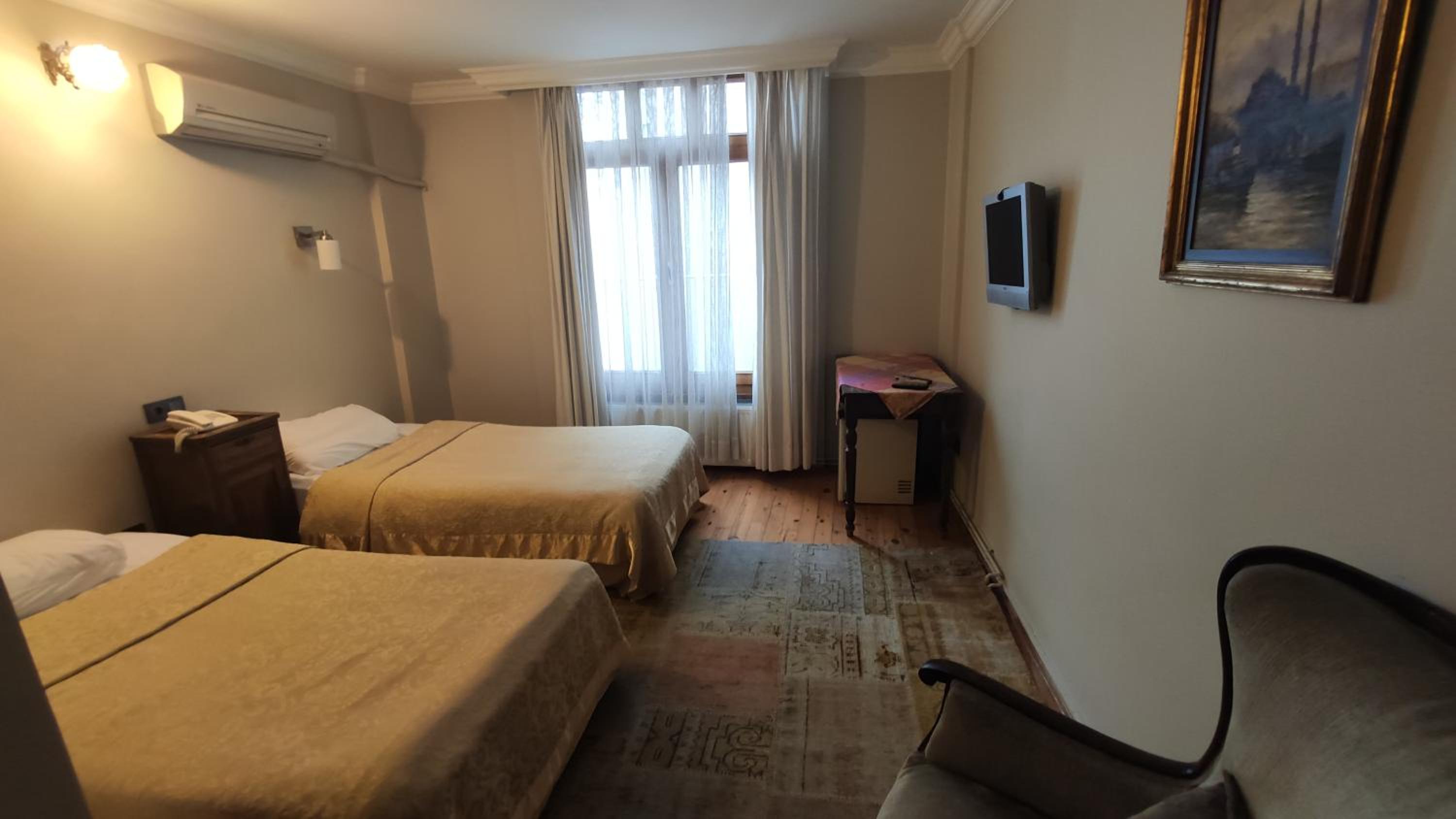 Room, Triple, Twin Beds, Sofa