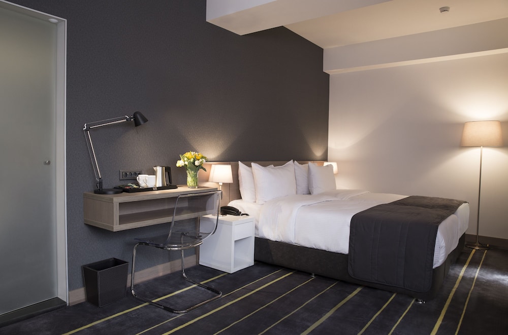 DELUXE, DOUBLE OR TWIN BED