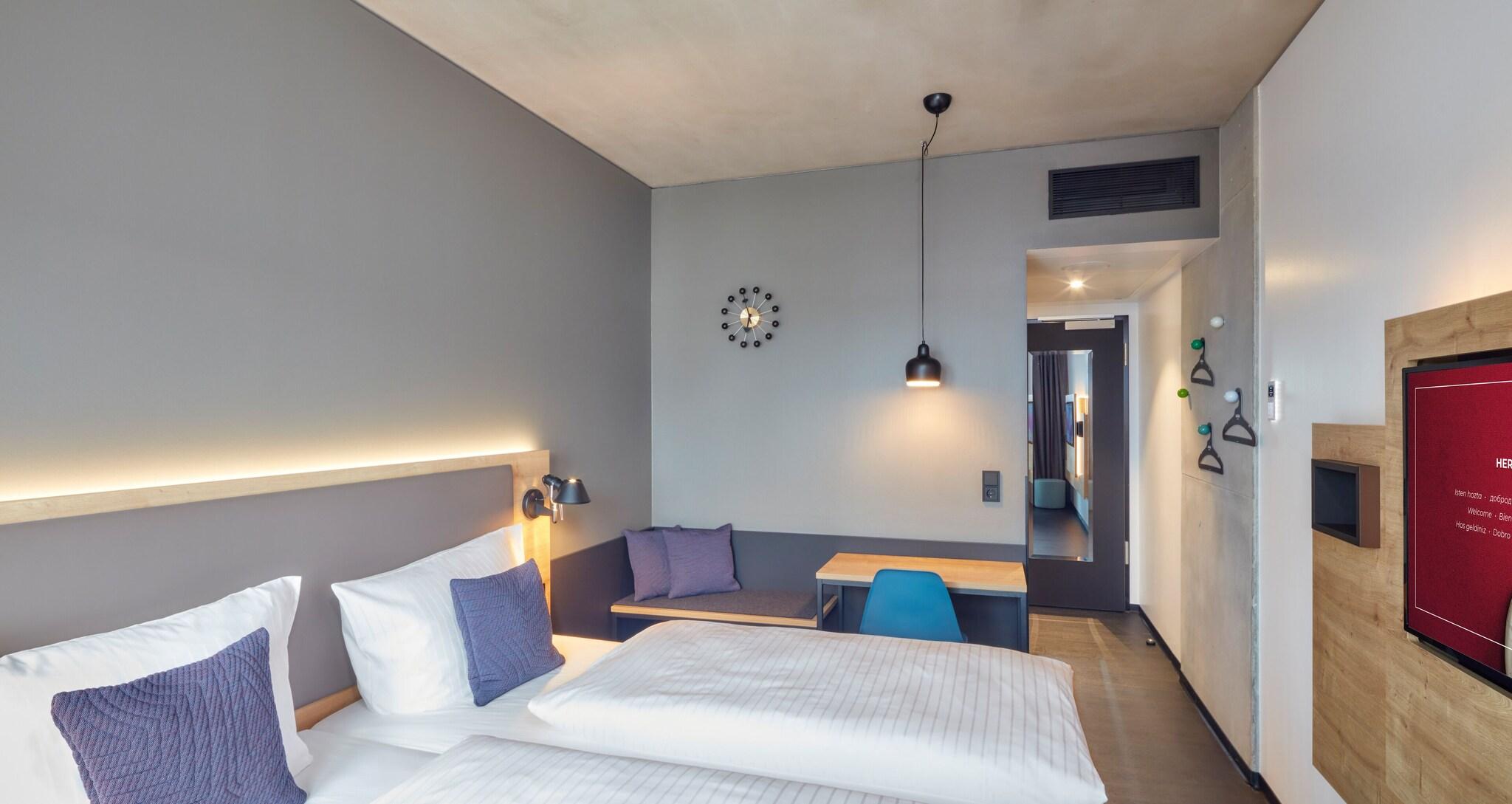 ROOM, KING BED