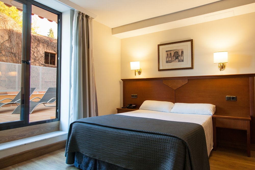 Standard, Queen Bed, Terrace, Alixares Hotel 3/9