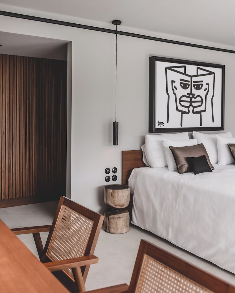 SIGNATURE, SUITE