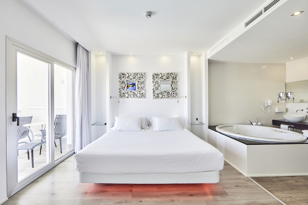 JUNIOR SUITE, DELUXE, JETTED TUB