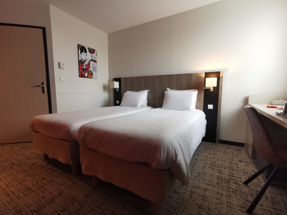 MERCURE Chartres Est 18/65