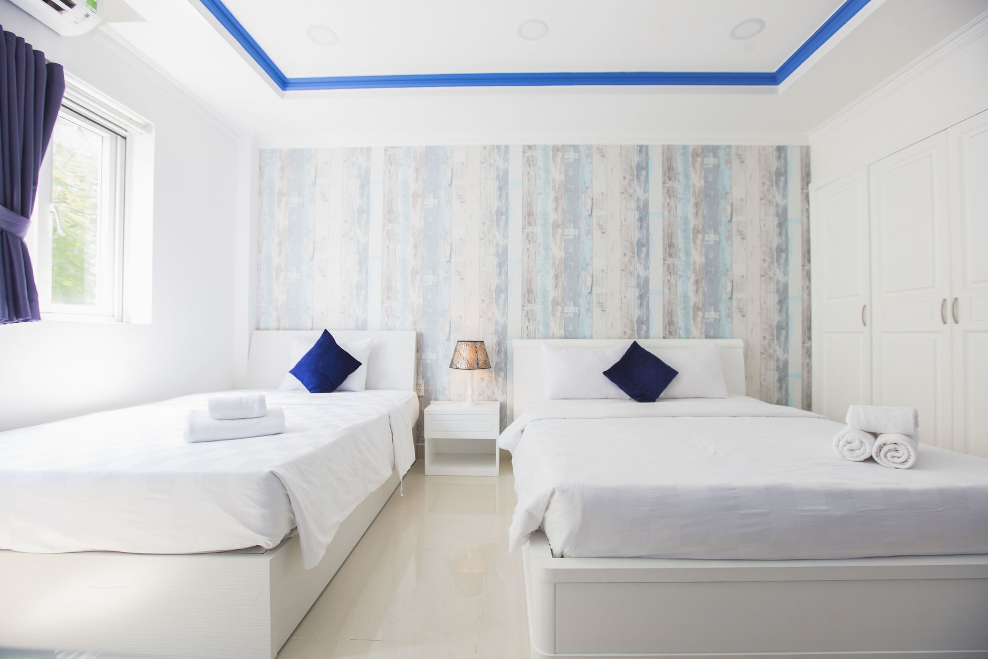 APARTMENT, MULTIPLE BEDS, BATHTUB