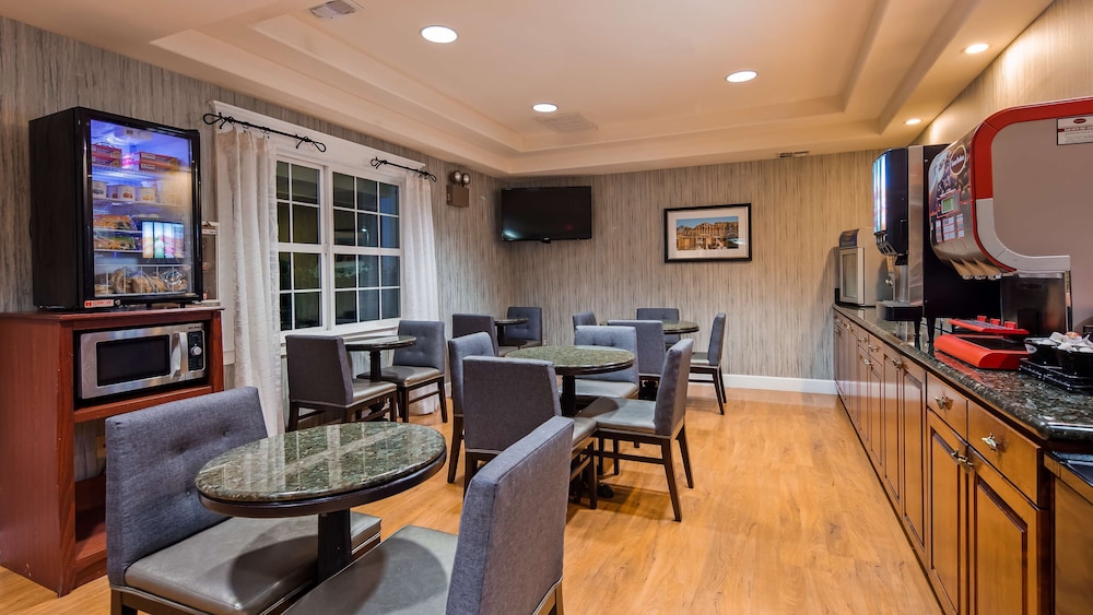 Best Western Cedar Inn & Suites 32/36