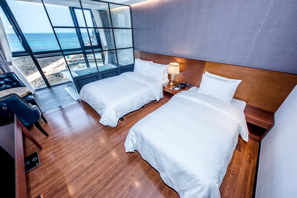 Ocean, Deluxe, Twin Beds, 1 Double and 1 Single Bed