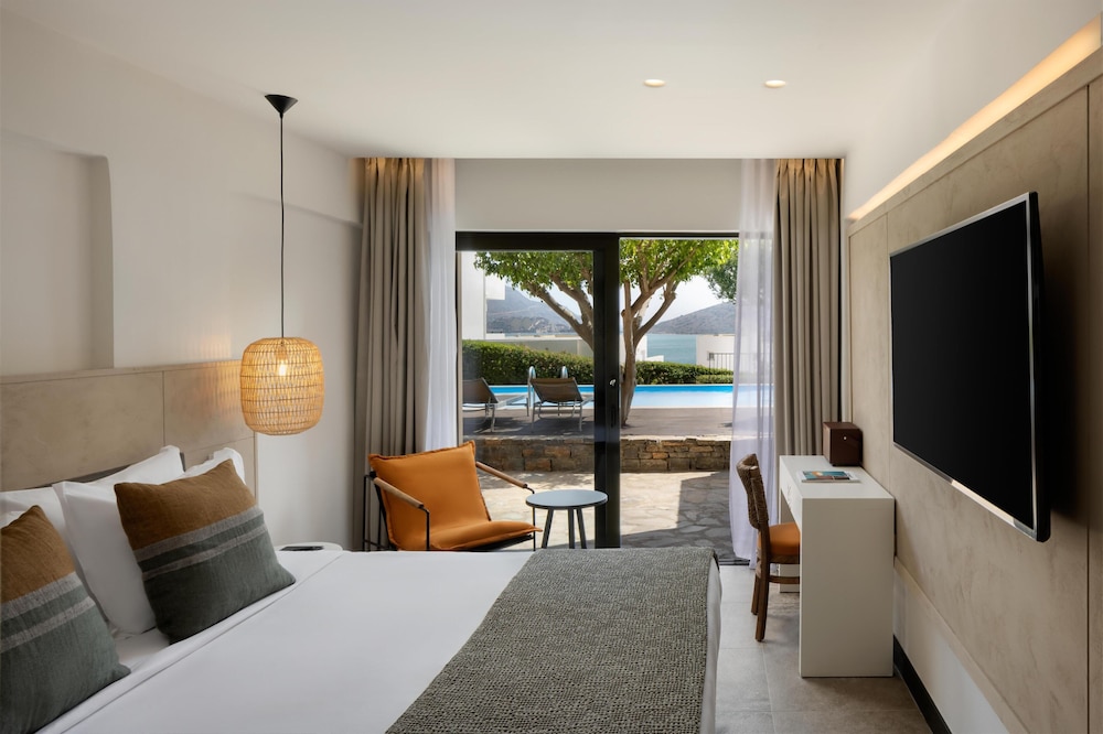 Tropical, Nest, Queen Bed, Shared Pool