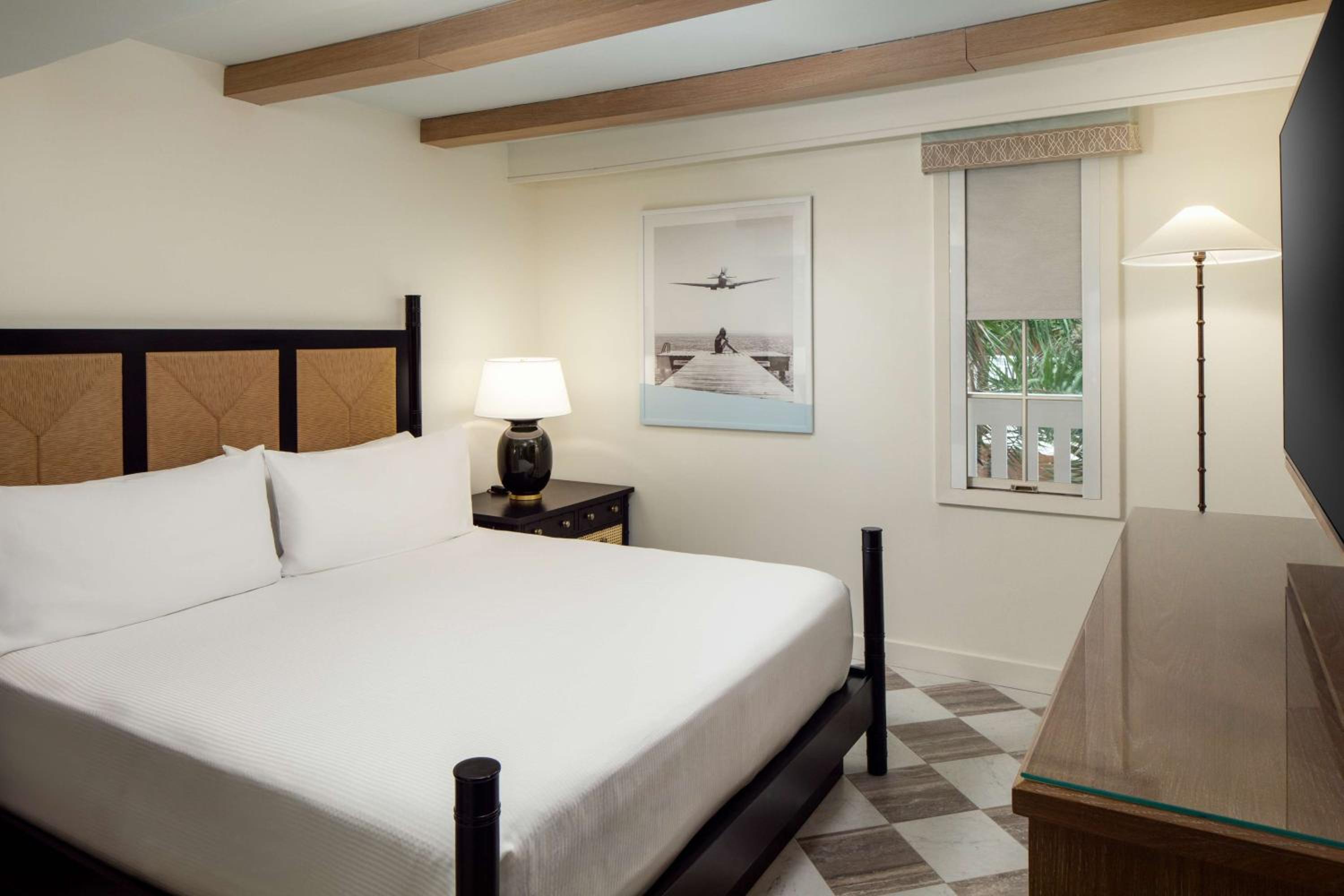 Suite, King Bed, Pool and Partial Ocean View, Sofa